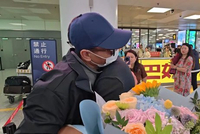 尼泊尔泥石流灾害中被困11天获救，河南木工陆海涛今日平安回到河南，儿子前来迎接，父子紧紧相拥