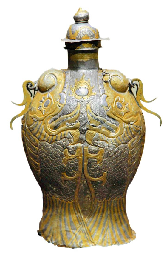 ▲内蒙古赤峰喀喇沁旗哈达沟窖藏出土的摩羯纹金花银提梁壶。　内蒙古博物院藏