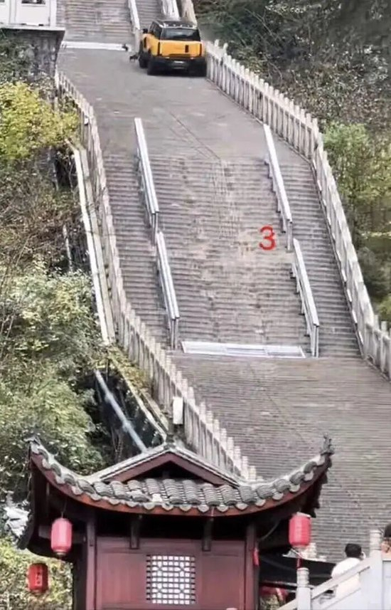  奇瑞汽车挑战“天梯”失败并且撞坏景区护栏。图片源自网友视频截图