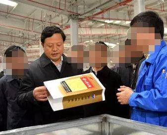 2014年，王晓光视察茅台酒厂。