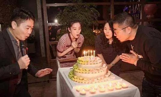 ▲刘强东与徐雷为奶茶妹妹庆生