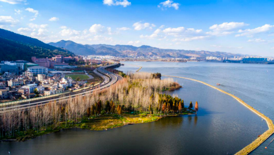  图为2019年1月无人机拍摄的滇池和周边湿地，滇池近几年水质已明显改善。新华社记者胡超摄