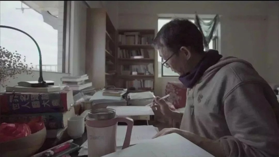 　　▲ 　　翻译家黄灿然，在纪录片《日常的奇迹》中，他说：“我认为我现在做的翻译是任何人都不可替代的，因为比绝大部分人还是好，我译的是最顶尖诗人的诗论，传记我也不愿意译，因为那是别人都可以胜任的。”