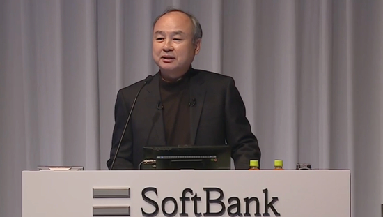 孙正义在最新财季财报会议上，图源软银集团官网