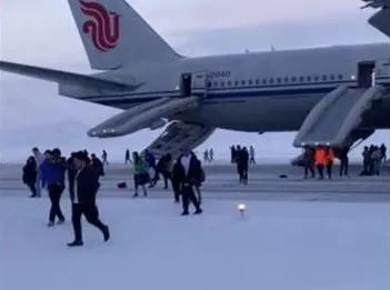 被紧急疏散的乘客