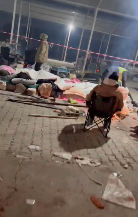 当地时间2月9日凌晨，阿拉法特抵达哈塔伊一个村落，看到了简陋的避难所。