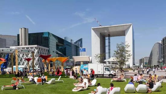 巴黎拉德芳斯商务中心区步行平台上丰富多彩的文化活动和便捷交流。