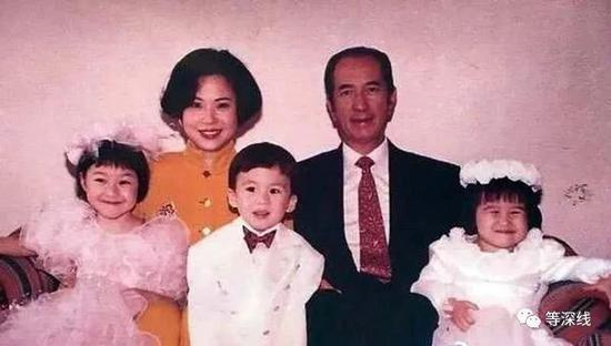 何鸿燊与三房太太陈婉珍及一子 （何猷启） 两女 （何超云、何超莲）