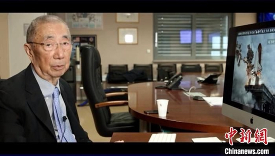 　　丁肇中院士在“云游实验室”环节客串导游、引领观众线上参观AMS载荷运行和控制中心，科普最新研究成果。　中新社记者 孙自法 摄