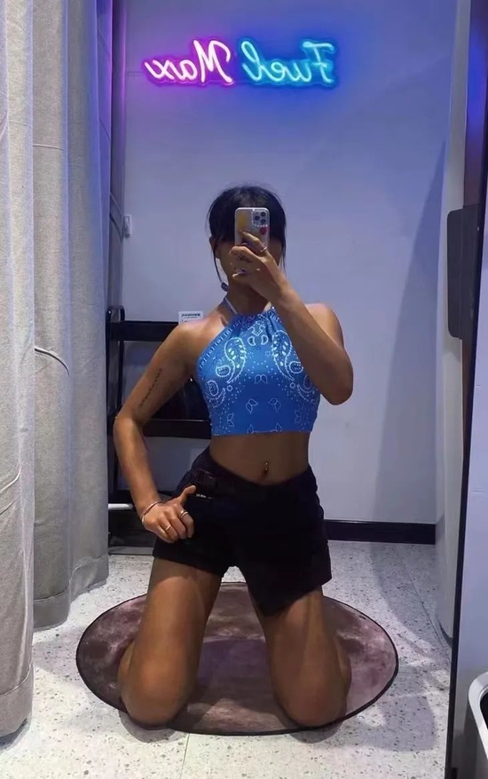 被朋友称为“黑珍珠”的秦秦