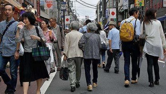 外盘头条：美交易员反思年内降息可能性 美股若跌破关键技术位或遭大举抛售 日新生儿数量下降创百年最低纪录