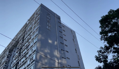 　　中关村三小附近的热门学区蜂鸟家园，该小区楼龄18年，6月均价约17万元/平方米。摄影：刘昕