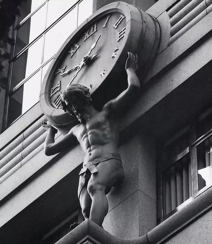 阿特拉斯：因反抗宙斯失败，被罚用头和手顶天