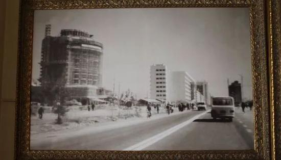 八十年代修建中的上海宾馆。位于深圳市中心繁华地段-深南中路，地理位置极为优越，素有深圳的坐标原点之称。