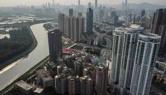 2018年3月15日，现在的渔民村和背后的深圳。