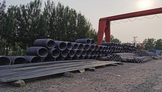 堆放着的钢材。拍摄：王勇