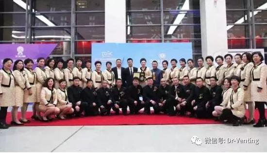 2011年，太阳系统成立典礼，中间为权健董事长束昱辉