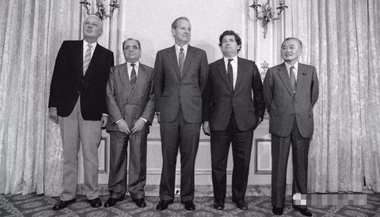 1985年9月22日，纽约广场大酒店，五国财政部长合影