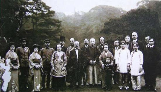 　盛宣怀与庄夫人（左五）、亲友在日本