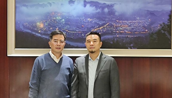 京东集团高级副总裁姚彦中（右）与茅台集团副总经理高山（左）合影