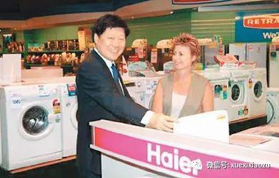 　张瑞敏考察海尔产品在澳大利亚市场的销售情况。