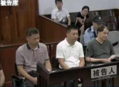 　庭审中的陈族远（右一）