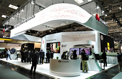 今年9月举行的德国慕尼黑国际车展上，人们在参观华为展台。新华社记者 逯阳 摄