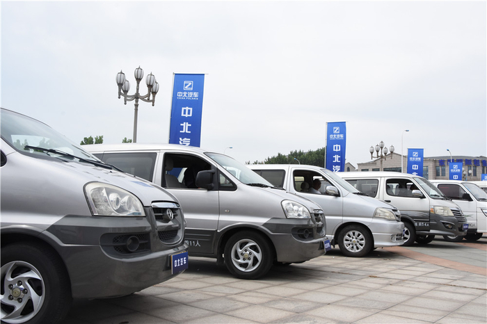 等待出口的二手商用车。新华社记者张宇琪 摄