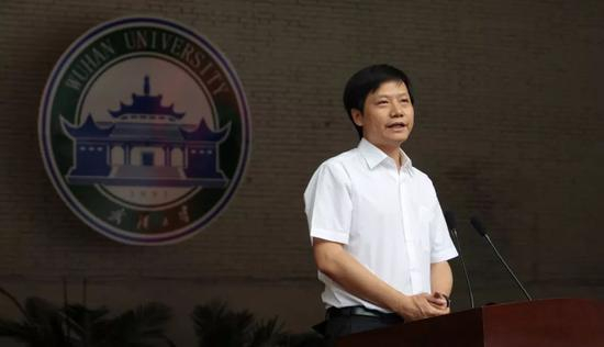 2013年，雷军重回武汉大学，在毕业典礼上演讲（图片来源：视觉中国）