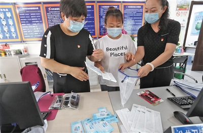　　昨日，鲁谷街道团工委主动为辖区内考生送上“助考大礼包”，大礼包内包括文具和防护用品等。新京报记者 王贵彬 摄