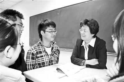 　　35年来，通过学校、电大、党校、网络等不同渠道，中央财经大学金融学院教授李建（右一）授课学生超过300万人