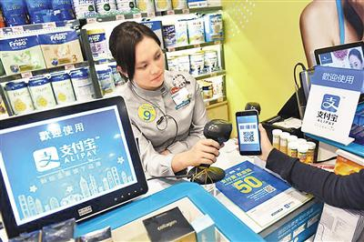一名顾客在香港商店中使用支付宝付款。 　　（资料图片）