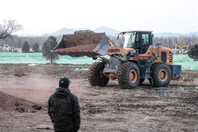 小汤山非典定点病房旧址，挖掘机在工作。