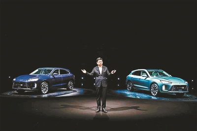 华为常务董事余承东介绍问界M5