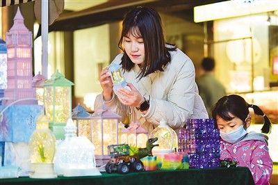 日前，在安徽省合肥市蜀山区井岗镇1912东西街，市民在摊位上选购物品。胡朝群摄（人民视觉）