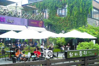 连日气温凉爽舒适，位于顺义区罗马湖左堤路的特色餐饮街人气渐旺。商家介绍，许多客人愿意选择临近湖水的座位，既凉快又可赏荷，天气好的时候已经出现客人等座位的情况。本报记者&nbsp;程功摄&nbsp;&nbsp;