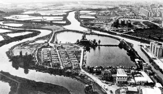 上世纪的渔民村和深圳河。新京报记者浦峰 摄