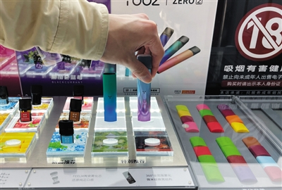 在贵阳市一处电子烟体验店，一名消费者在挑选电子烟。资料照片