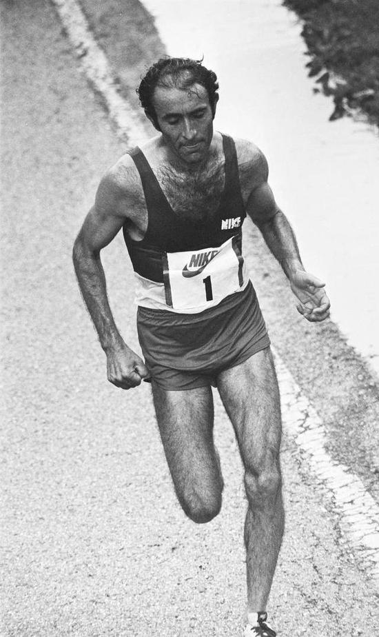 身穿耐克赞助衫的马拉松选手罗道夫-戈麦斯