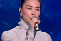 “王菲接了李谷一的班”登上热搜！同款水滴耳环售价超3000元