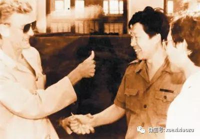 　　1986年，原西德驻华大使到海尔参观，对海尔冰箱的高质量竖起了大拇指。