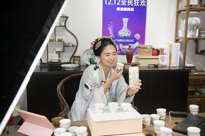图/90后女孩李雅婷穿着汉服做瓷器直播