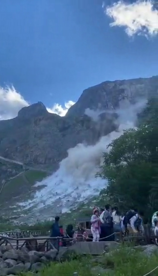 长白山北区山体滑坡，石块滚落。（央广网发 通讯员供图）