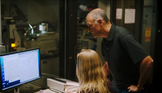 研究团队成员 Marcelo Sousa 和 Megan Mitchel &nbsp;&nbsp; 图片来源：DeepMind