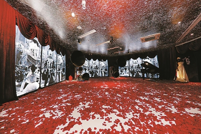 “玫瑰之约 走进赫本时代”展览中的“世纪派对”场景。 余栋 摄