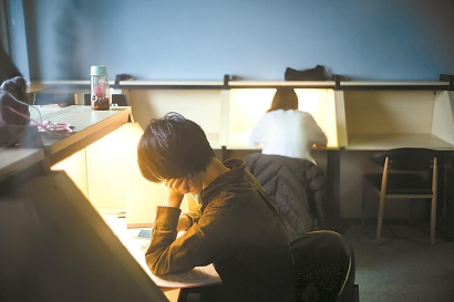 “小黑屋”是自习室的“招牌”。在徐家汇一家自习空间，自习者正挑灯学习。 董天晔 摄