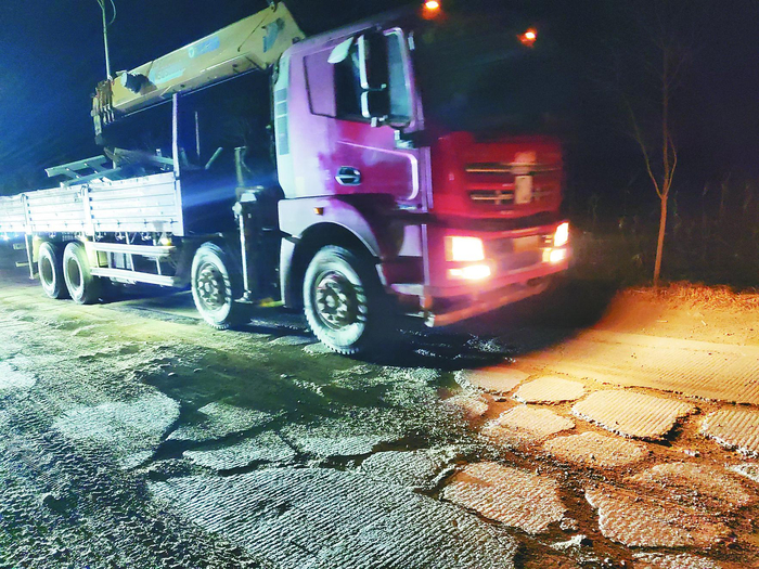 G201路段路面破损严重，当地居民叫苦连天。