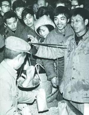 　　年广久（右一）在卖瓜子。