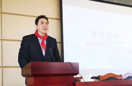 夏益君出席教育公益活动的照片