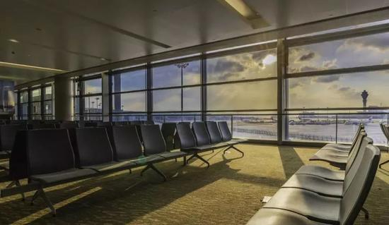 ▲ 浦东卫星厅连绵起伏的大屋顶是总长6公里的通透玻璃幕墙 / 上海机场集团官网